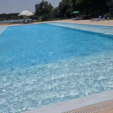 Zen Poolside Lägenhet
